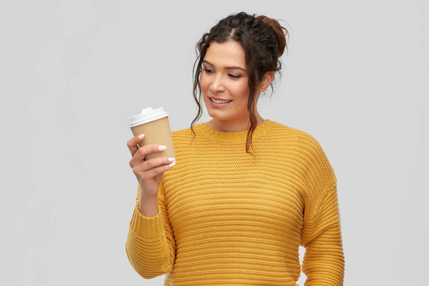 femme souriante avec nez percé tenant tasse de café
 - Photo, image