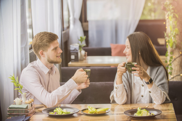 pareja enamorada en un café en una cita
 - Foto, imagen