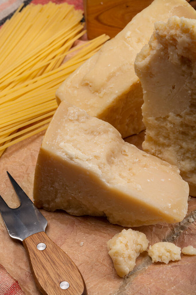 Colección de quesos, queso italiano duro, queso parmesano envejecido y queso padano de grana de cerca
 - Foto, Imagen