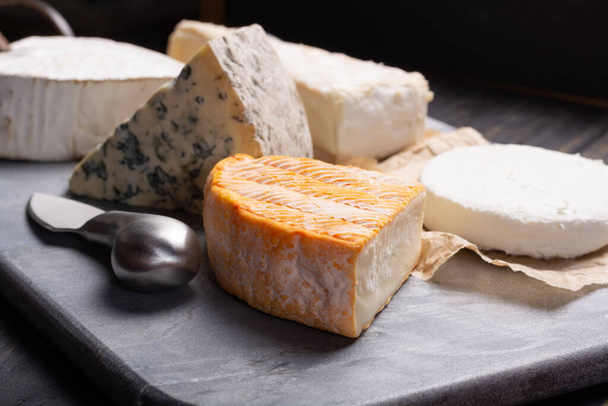Французькі сири тарілка з асортиментом, синій сир, брі, брухт, м'який козячий сир. - Фото, зображення