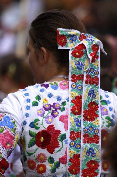 Tradicional vestido popular húngaro
 - Foto, Imagen