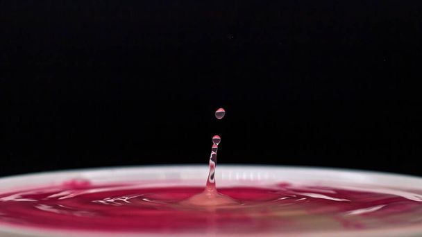 Goutte de couleur rose et éclaboussures dans l'eau, chute émotion gel - Photo, image