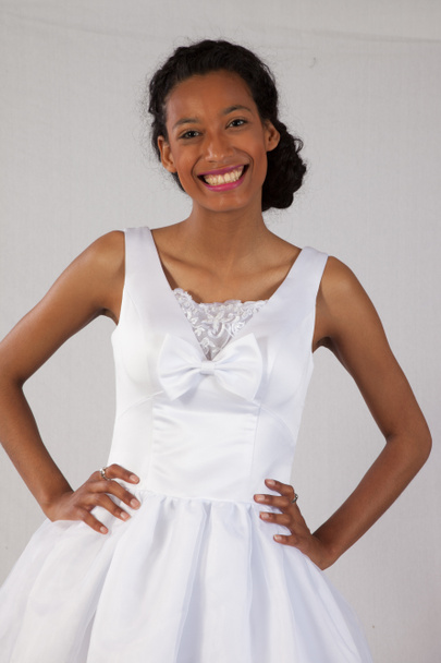 Glückliche schwarze Frau in einem weißen Kleid - Foto, Bild