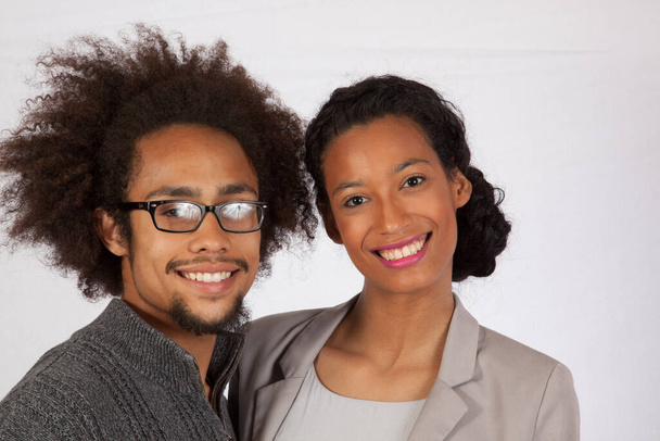 Feliz pareja negra junto con sonrisas
 - Foto, imagen