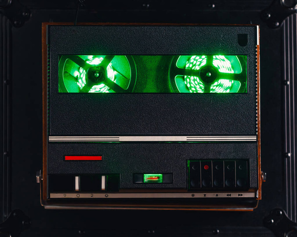 haspel om audio tape recorder met groene led lichtstrip te rollen. VU-meter met de titel "Opnemen" - Foto, afbeelding