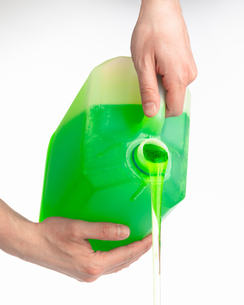 Flüssigseife in Plastikflasche, die mit den Händen gegossen wird - Foto, Bild