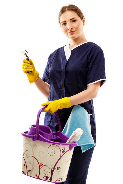 Mujer limpia con un limpiador de ventanas aplastado sobre un fondo blanco. concepto de limpieza
. - Foto, imagen
