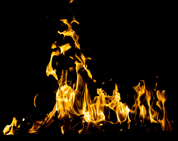 abstraktní pozadí. oheň plameny na černém pozadí - Fotografie, Obrázek