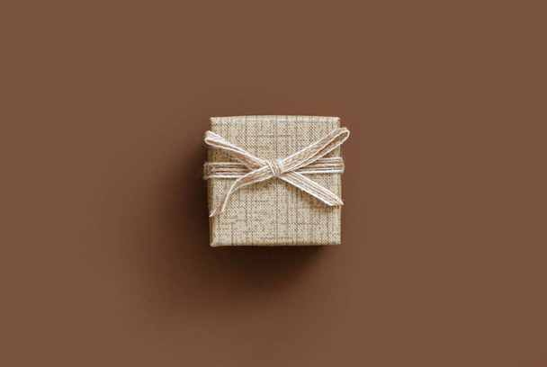 Barna tónusok ajándék doboz egy barna háttér felülnézet - Fotó, kép