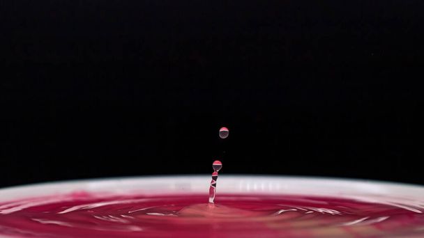Růžová barva kapka a stříkání ve vodě, klesající emoce zmrazit - Fotografie, Obrázek