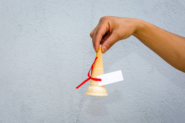 Main tenant un cône de crème glacée avec étiquette, cône de crème glacée Fond créatif
 - Photo, image