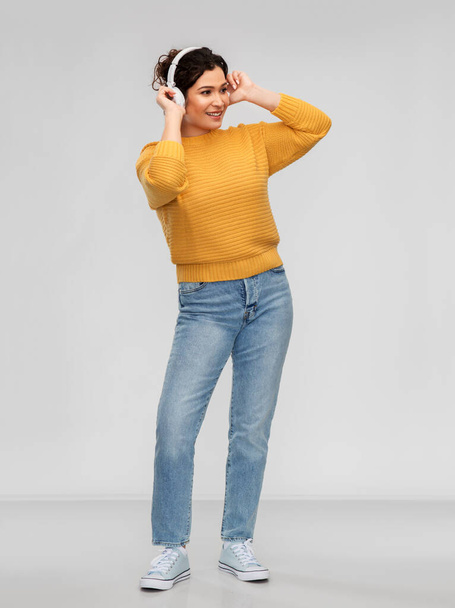 happy woman in headphones listening to music - Foto, Imagen