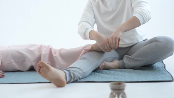 Handarbeit thailändische Füße massieren. Alternative Medizin und Thai-Massage-Konzept  - Filmmaterial, Video