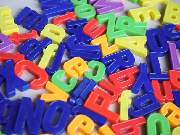 a brit ábécé mágneses betűi véletlenszerű pozícióban - Fotó, kép