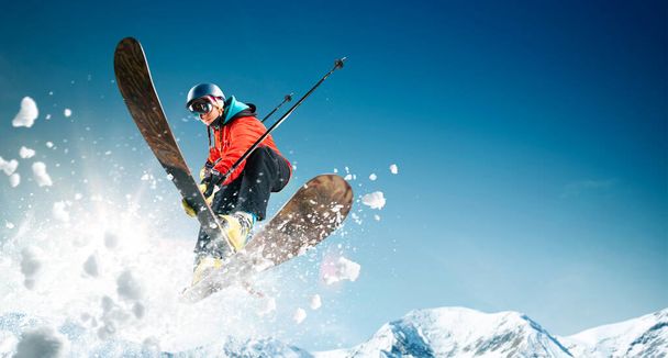 スキーだ。極端な冬のスポーツ. - 写真・画像