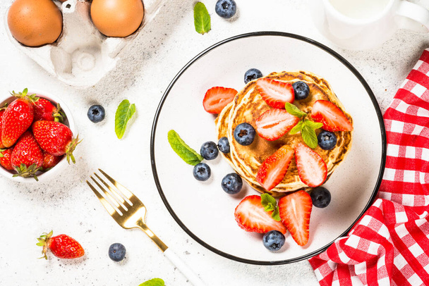 Pancakes with fresh berries and honey. - Φωτογραφία, εικόνα