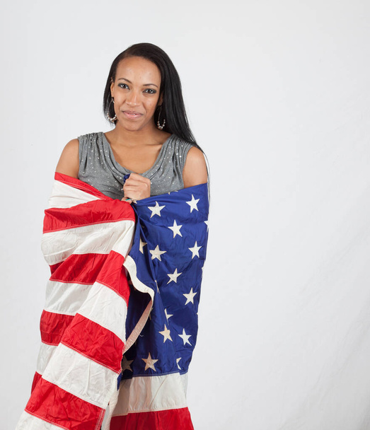 Birleşik Devletler Bayrağına sarılı mutlu kadın. - Fotoğraf, Görsel