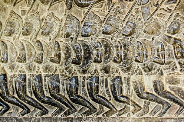 Bas-Relief von Soldaten der Pandava, die zur Schlacht von Kurukshetra marschieren, wie in der Mahabharata beschrieben. Schnitzerei aus dem 11. Jahrhundert, Mauer des Tempels Angkor Wat, Siem Reap, Kambodscha. - Foto, Bild