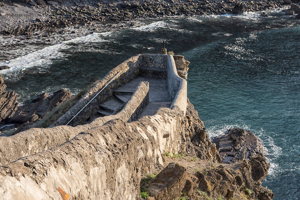 Schodiště poustevny San Juan de Gaztelugatxe se nachází na ostrůvku v Bermeo, Biskaji, Baskicku, Španělsku, Evropě - Fotografie, Obrázek