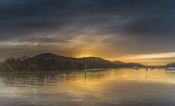 Capturing the sunrise from Woy Woy Waterfront on the Central Coast, NSW, Australia. - Fotoğraf, Görsel
