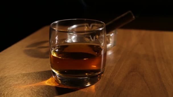 Whiskey-Drinks mit rauchenden Zigarren - Filmmaterial, Video
