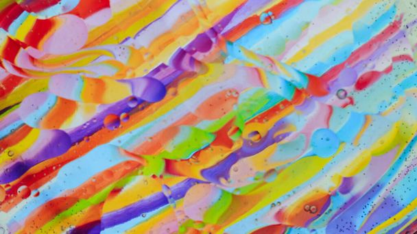Λάδι φυσαλίδες στο νερό γυάλινο πιάτο, πολύχρωμο φόντο - Φωτογραφία, εικόνα