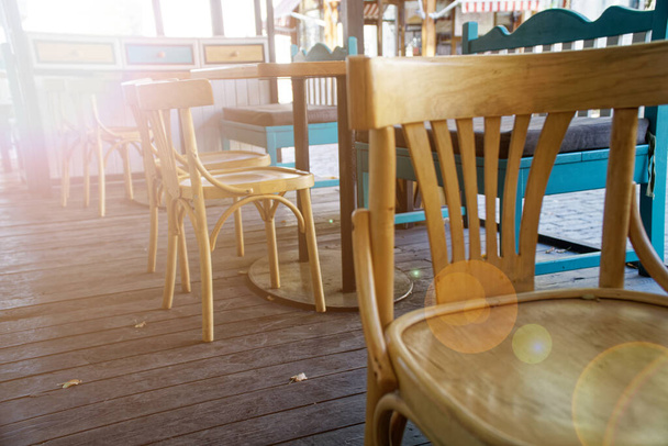 Ξύλινες καρέκλες σε cafe, μοντέρνο άνετο εσωτερικό. - Φωτογραφία, εικόνα