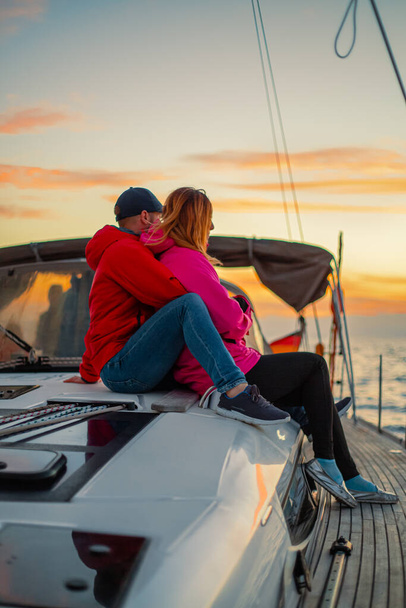 Šťastný muž se ženou odpočívající na jachtě za slunečného dne - Fotografie, Obrázek
