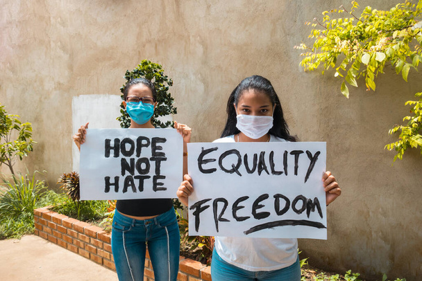 Zwei Latina-Frauen protestieren mit Plakaten - Foto, Bild