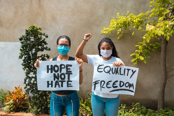 Dwie Afroamerykanki protestujące przeciwko trzymaniu znaków - Zdjęcie, obraz