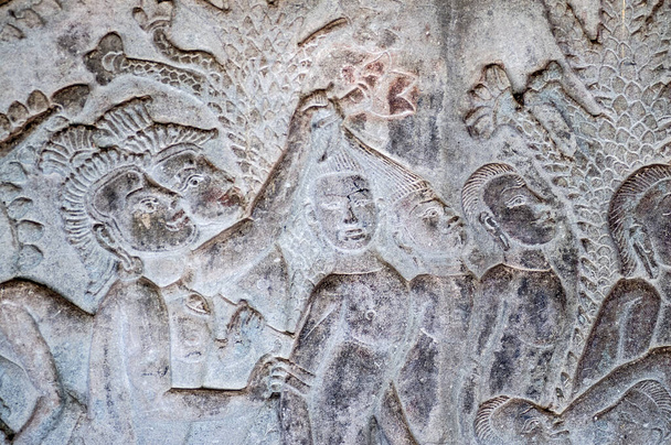 ヒンズー教の32の地獄の一つで悪魔によって引っ張られている罪人の髪を示す浅浮彫り。南ギャラリー,東区,アンコールワット寺院,シェムリアップ,カンボジア. - 写真・画像