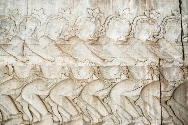 Рисунок барельефа, изображающий демонов Асуры, притягивающих змею-бога Васуки в индуистской легенде о Потоке Милка. Храм Ангкор-Ват, Сием-Рип, Камбоджа
. - Фото, изображение