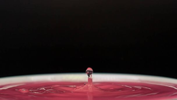 Goccia di colore rosa e spruzzi d'acqua, congelamento delle emozioni in caduta
 - Foto, immagini