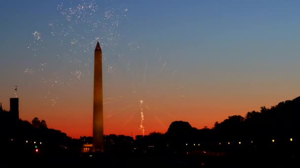 Americká oslava Washingtonova památka v noci s svátečním ohňostrojem 4. července - Záběry, video
