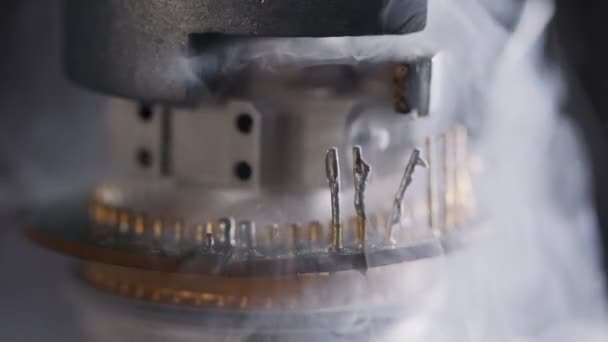 Folyékony nitrogén hideg gőze elektronikus alkatrészeken és érzékelőkön - Felvétel, videó