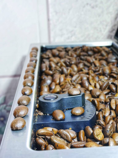 grãos de café torrado beans.traditional turco coffee.coffee em fundo de madeira velho.close-up de uma cafeteira
 - Foto, Imagem