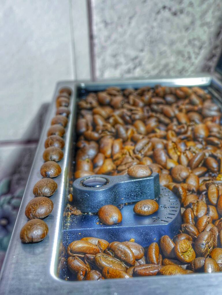 ローストコーヒー豆。伝統的なトルココーヒー。古い木製の背景にコーヒー豆。コーヒーメーカーのクローズアップ - 写真・画像