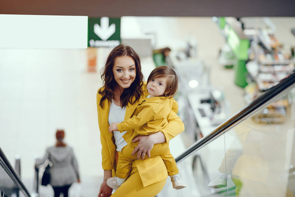 Mother and daughter with shopping bag - Foto, Imagen