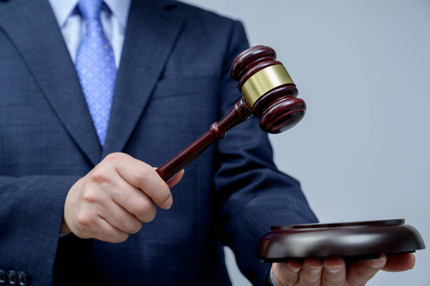 Male businessman holding a gavel in hand. justice and auction concept. - Foto, Imagem