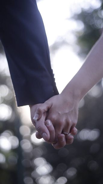 Casado com anel de noivado, pronto para o casamento
 - Foto, Imagem