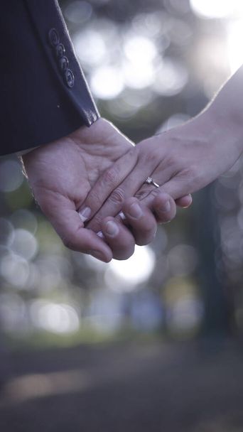Appena sposato con anello di fidanzamento, pronto per il matrimonio
 - Foto, immagini