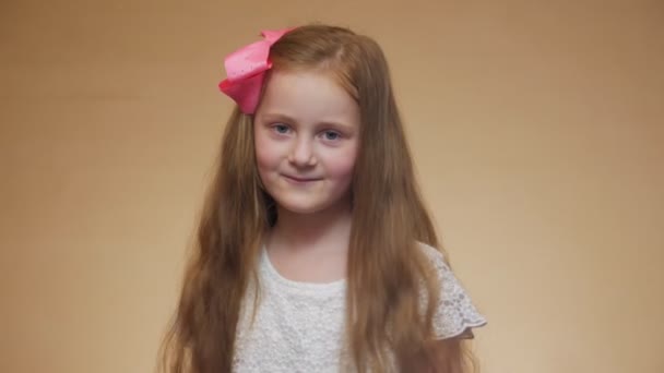 Kleines Mädchen hört Musik - Filmmaterial, Video
