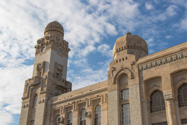 Edifício principal da Ferrovia do Azerbaijão. Torre do relógio em Baku
. - Foto, Imagem