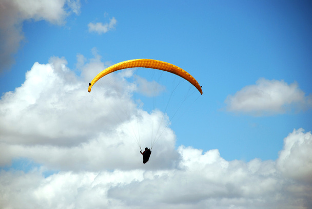 spadochroniarz na tle Pochmurnie niebieski niebo - Zdjęcie, obraz