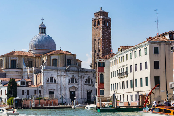 ITALIA, VENECIA - 5 DE SEPTIEMBRE DE 2018: Elementos de arquitectura de casas en las calles de los canales de la ciudad de Venecia en Italia
. - Foto, Imagen