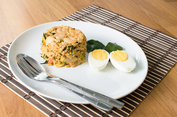 khow pat tom yum koong - roer gebakken kruidige rijst met kruiden en p - Foto, afbeelding