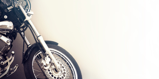 motocicleta em branco com espaço de cópia, efeito vintage no fundo da parede
 - Foto, Imagem