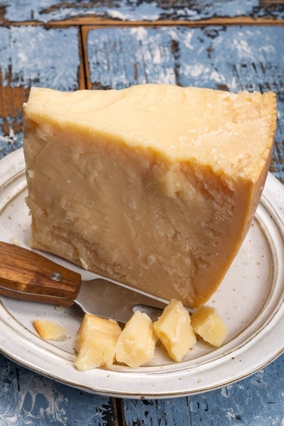 チーズコレクション、ハードイタリアチーズ、熟成したパルメザンチーズまたはグラナパダーノチーズを閉じます - 写真・画像