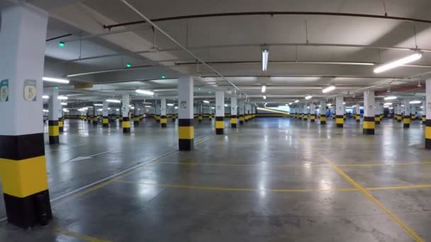 Covid - 19. Video mit großem leeren Shopping-Center-Parkplatz. - Filmmaterial, Video