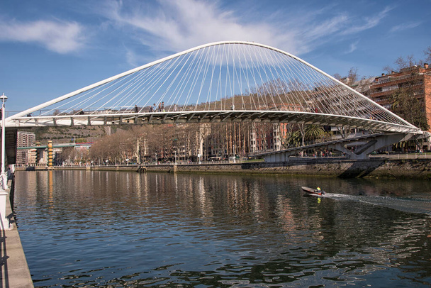 Bilbao, Biscay 'daki Zubizurri Köprüsü veya Calatraba Köprüsü, Bask Ülkesi, İspanya, Avrupa - Fotoğraf, Görsel